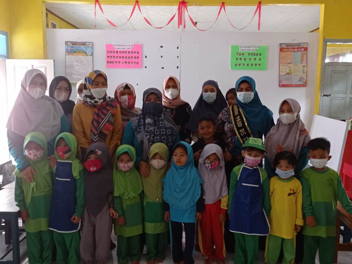 Photo bersama BUnda PAUD Desa Sukakerta dengan Pengajar dan peerta didik