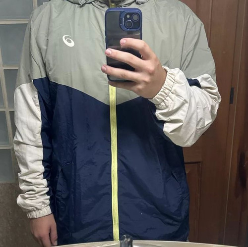 Jaqueta Masculina ASICS com Capuz Recortes.jpg