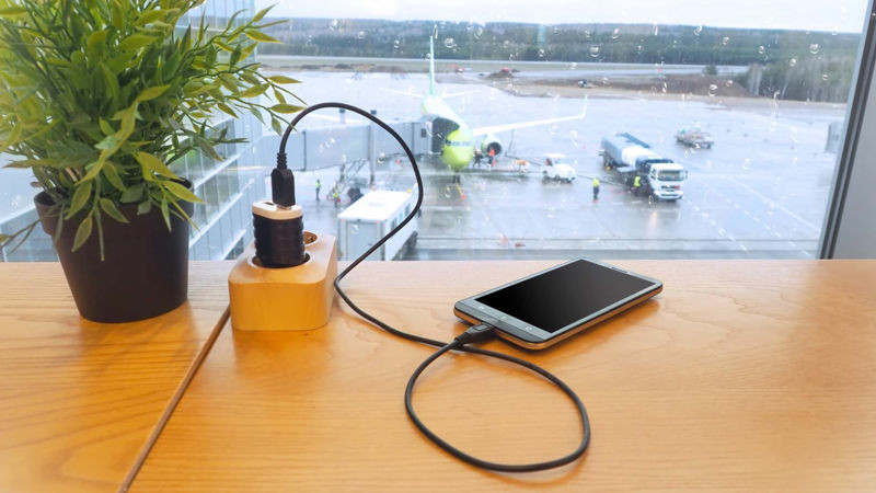 Ricarica Sicura: Rischi dei Caricatori Pubblici in Aeroporto