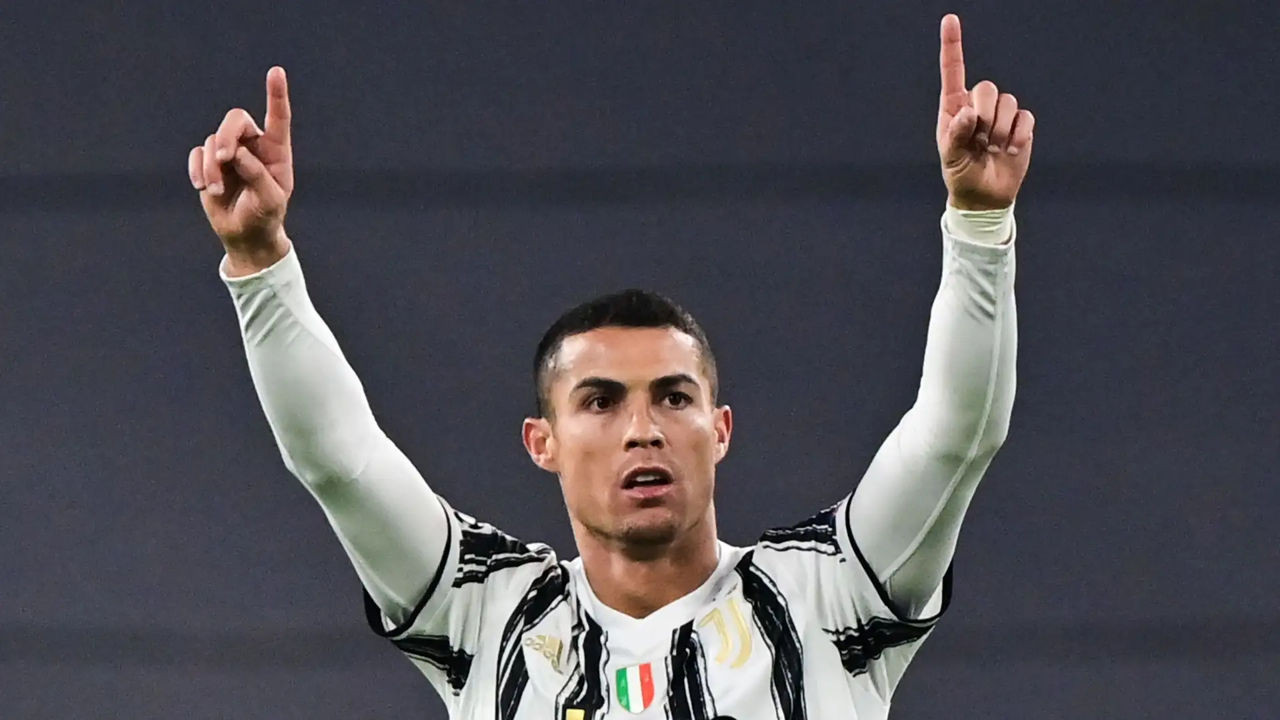 Cristiano Ronaldo diventa il primo calciatore miliardario della storia.