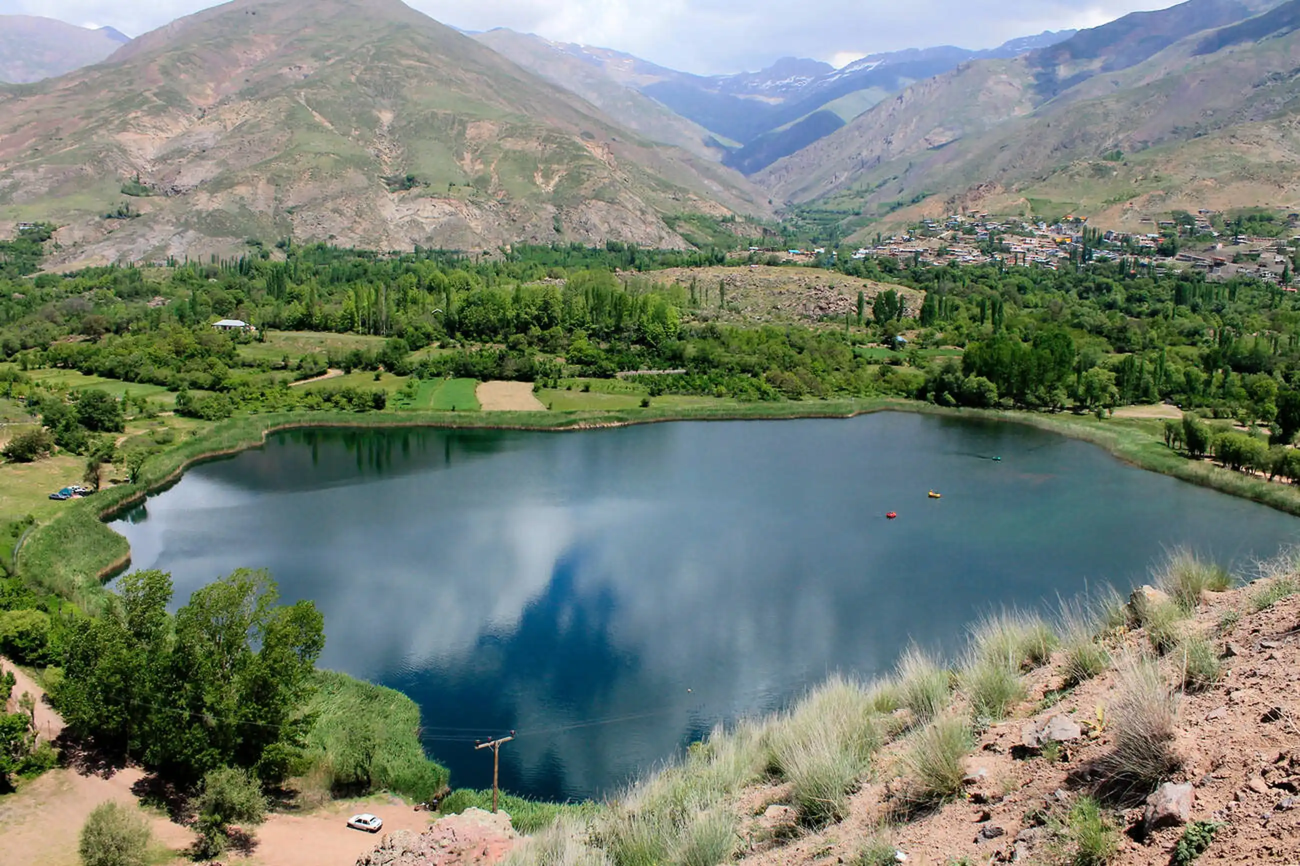 تصویری از دریاچه اوان با مناظر کوهستانی اطراف