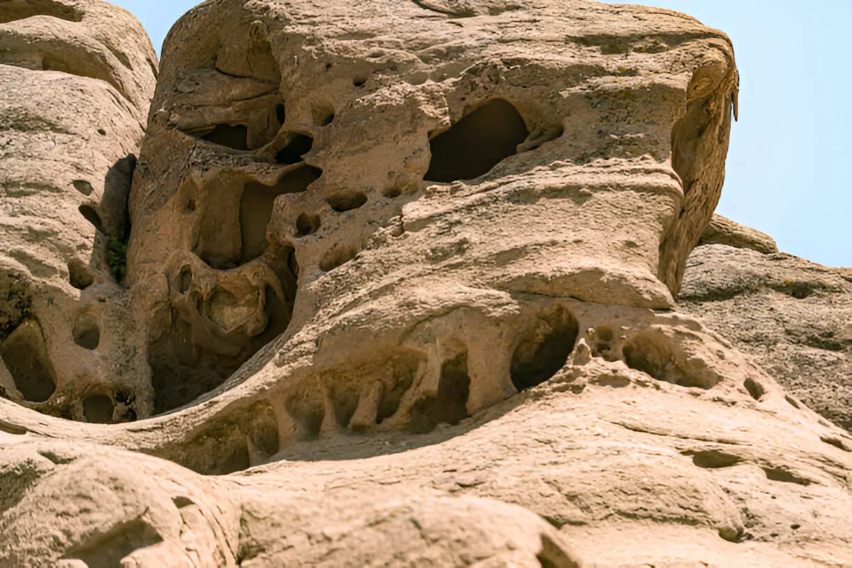 منظره‌ای زیبا از صخره‌های ارواح سنگی در روستای وردیج