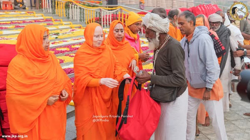 Vrindavan: जाते-जाते डॉ. विशाखा त्रिपाठी जी कर गईं 14,000 जरूरतमंदों की सहायता.jpg