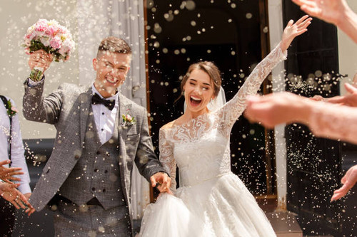 Happy wedding photography of bride and groom at wedding ceremony. Wedding tradition sprinkled with r.jpg