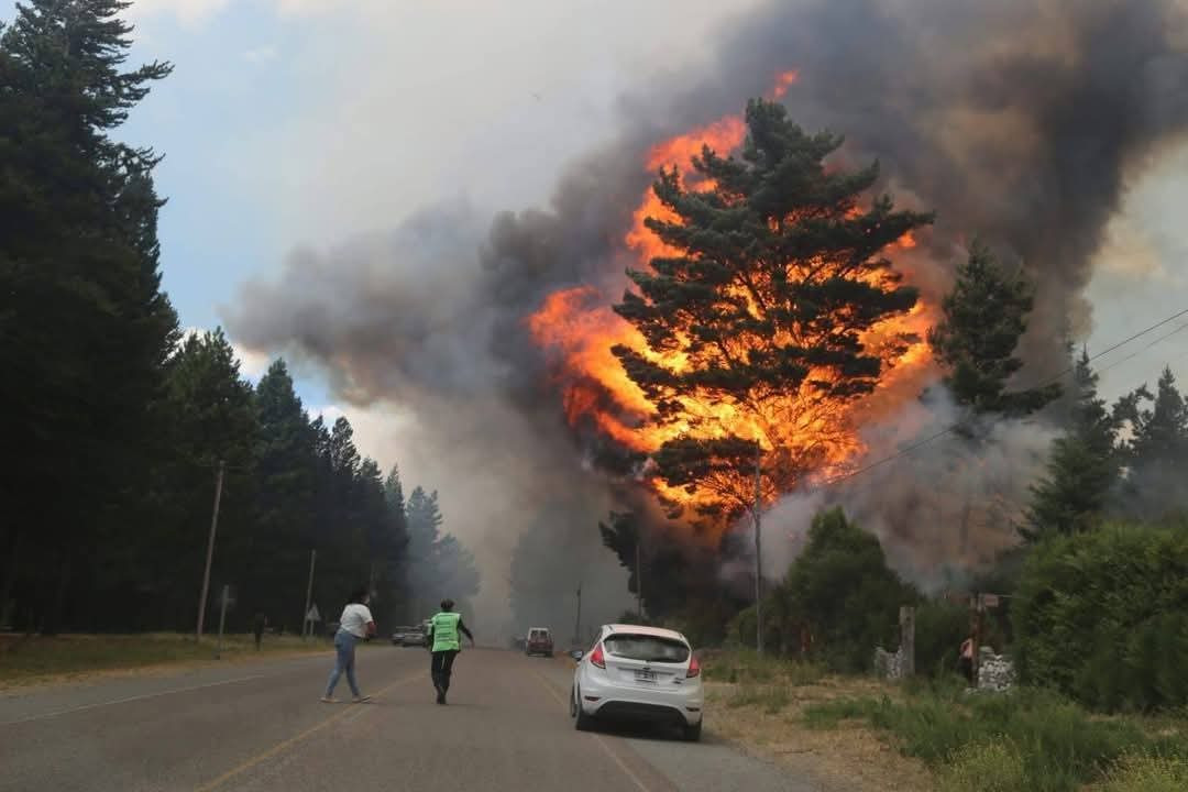 SIN CONTROL INCENDIO EN EPUYEN: