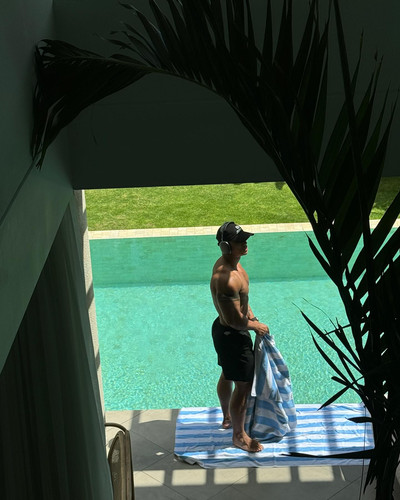 Photo by E V Λ Ν on August 09, 2024. Có thể là hình ảnh về bơi, khăn sarong, bể bơi và lều thay đồ..jpg