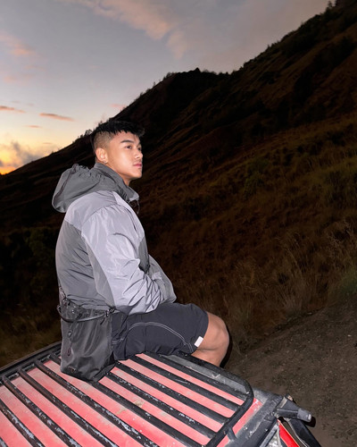 Photo by E V Λ Ν on August 07, 2024. Có thể là hình ảnh về áo mưa, áo parka và ngoài trời..jpg