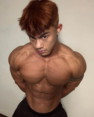 Photo by E V Λ Ν on August 03, 2024. Có thể là hình ảnh về một hoặc nhiều người, bắp tay, tóc và đan.jpg