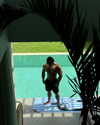 Photo by E V Λ Ν on August 09, 2024. Có thể là hình ảnh về một hoặc nhiều người, bắp tay, đang tập t.jpg