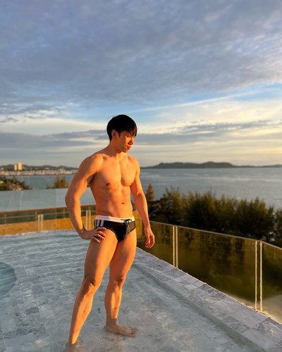 Photo by Thiti Tungittiplakorn on September 25, 2024. Có thể là hình ảnh về 1 người và bể bơi..jpg