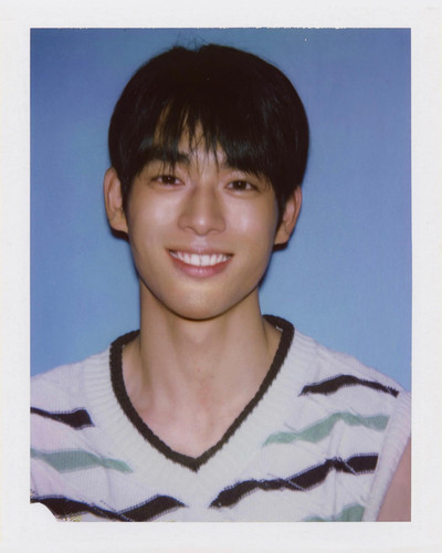 Photo by yehao on September 24, 2024. Có thể là hình ảnh về 1 người, tóc mái và máy ảnh chụp lấy nga.jpg