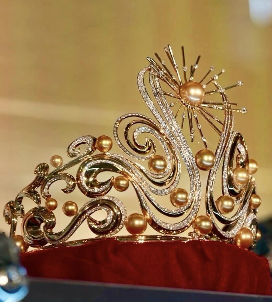 new miss universe crown: the lumière de i'infini. 2AgLLjs