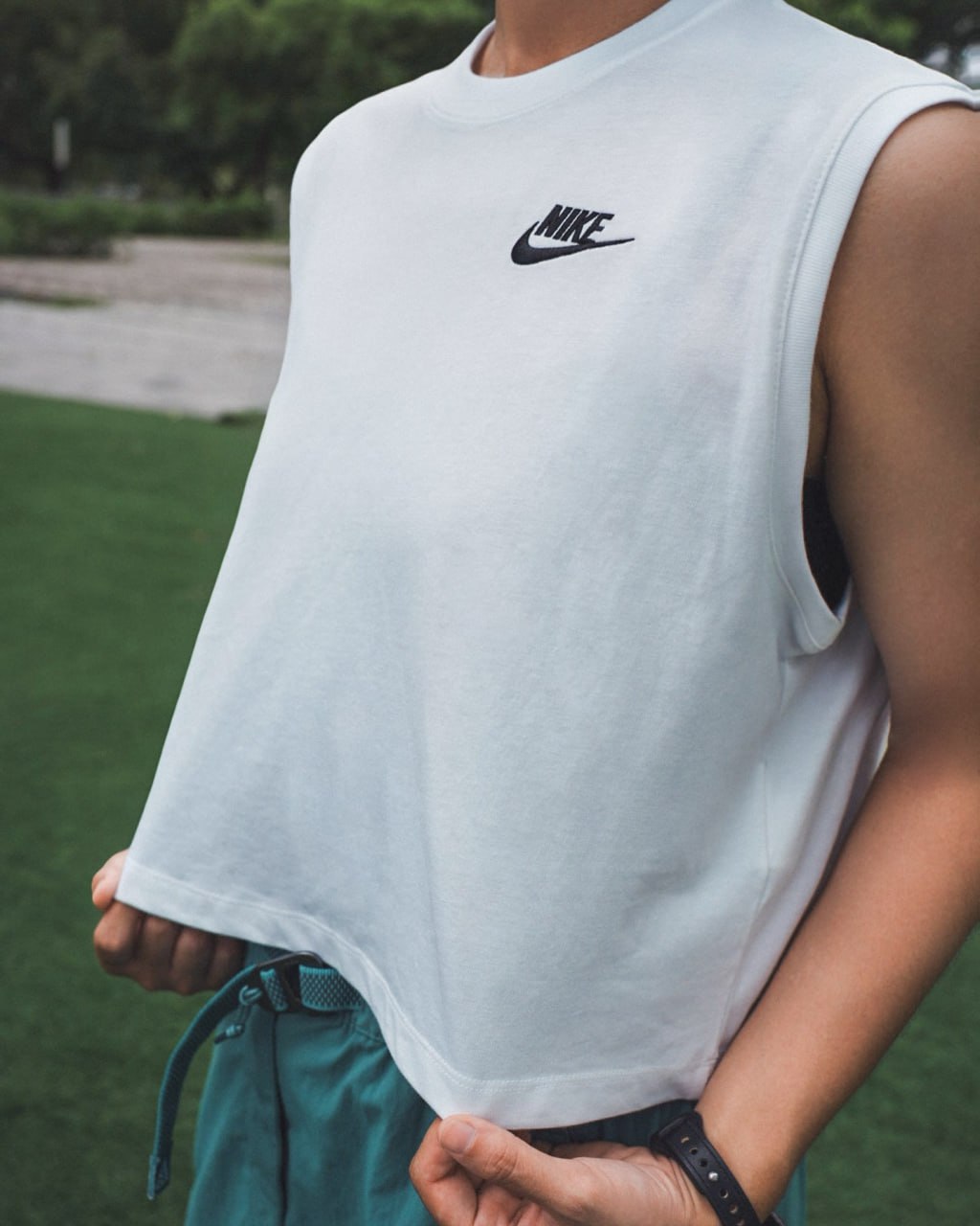 Camiseta Regata Nike Sportswear Essential – Feminina