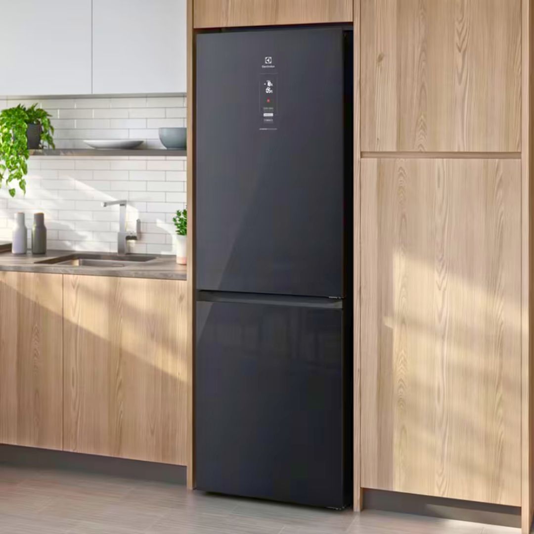 Geladeira Electrolux Frost Free Inverter 322L IB42G Efficient com AutoSense Inverse e Painel Digital – Black Glass