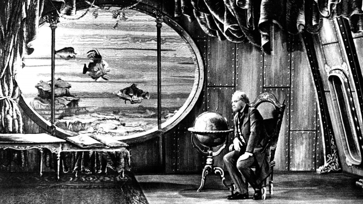Ventimila leghe sotto i mari di Jules Verne Copertina di Ventimila leghe sotto i mari di Jules Verne, una delle sue opere più famose che esplora i misteri del mare e della tecnologia.