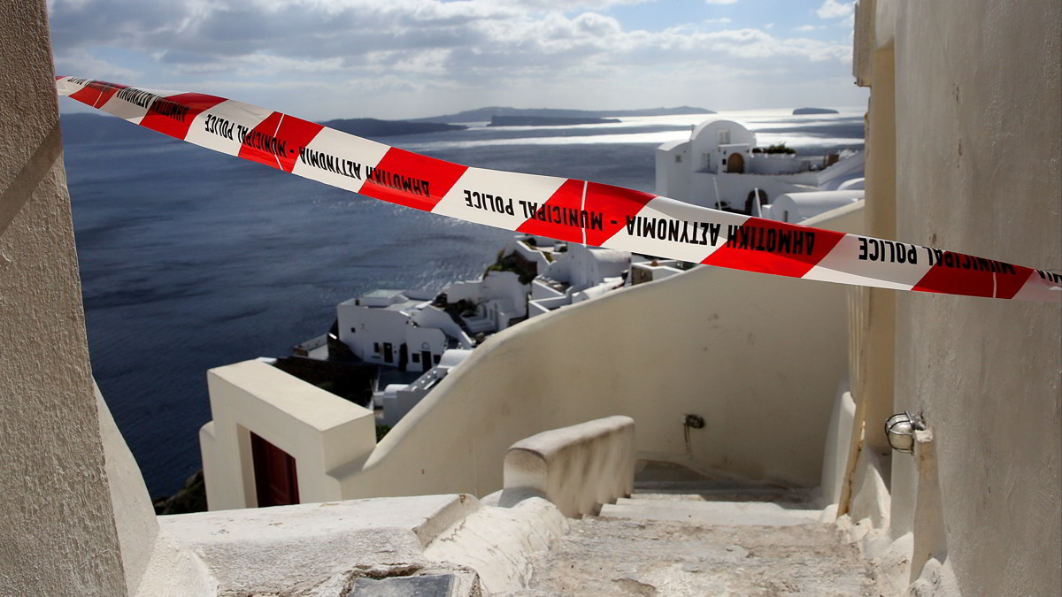 Santorini in crisi per i terremoti: migliaia in fuga dall’Isola ormai deserta