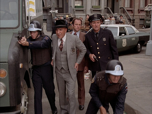 Kojak.S01E01.Siege.of.Terror.1080p.AMZN.WEB DL.CZ EN.DD+2.0.H.264 playWEB.mkv snapshot 09.38 [2025.0