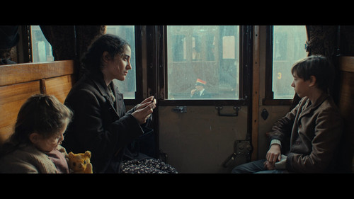 The.Childrens.Train.2024.1080p.NF.WEB DL.CZ IT.DDP5.1.x264 FLUX.mkv snapshot 01.32.16 [2024.12.04 17.jpg