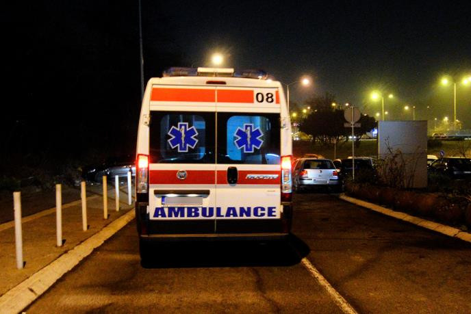 SAOBRAĆAJKA U CENTRU KRAGUJEVCA: Sudarili se kamion i automobil, Hitna pomoć na licu mesta