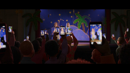 That.Christmas.2024.1080p.NF.WEB DL.CZ EN.DDP5.1.x264 FLUX.mkv snapshot 00.06.12 [2024.12.04 17.27.4.jpg