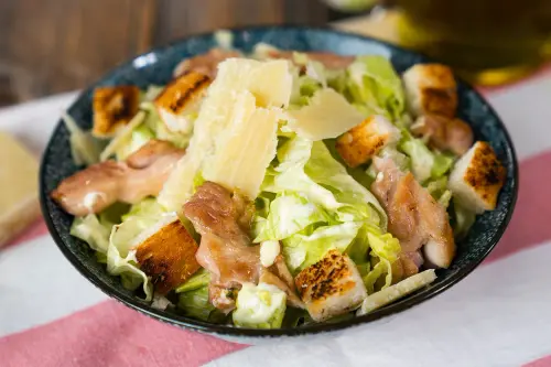 tavuklu sezar salata sunum yemekcom.webp