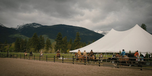 Yellowstone.S05E01.One.Hundred.Years.is.Nothing.2160p.AMZN.WEB DL.CZ EN.x265 NTb.mkv snapshot 00.27..jpg