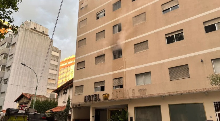 469298173_1153289470137562_1180914959530670002_n.jpg Incendio en un hotel de Mar del Plata: se arrojaron desde un segundo piso para escapar del fuego