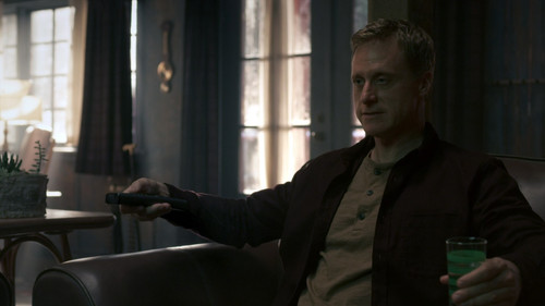 Resident.Alien.S01E01.Pilot.1080p.AMZN.WEB DL.EN.DD+5.1.x265.HEVC My.mkv snapshot 07.05 [2024.12.07 .jpg
