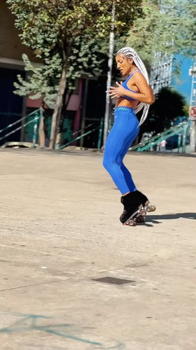 2ELECTRICWOMAN@vitorialbanese Untitled