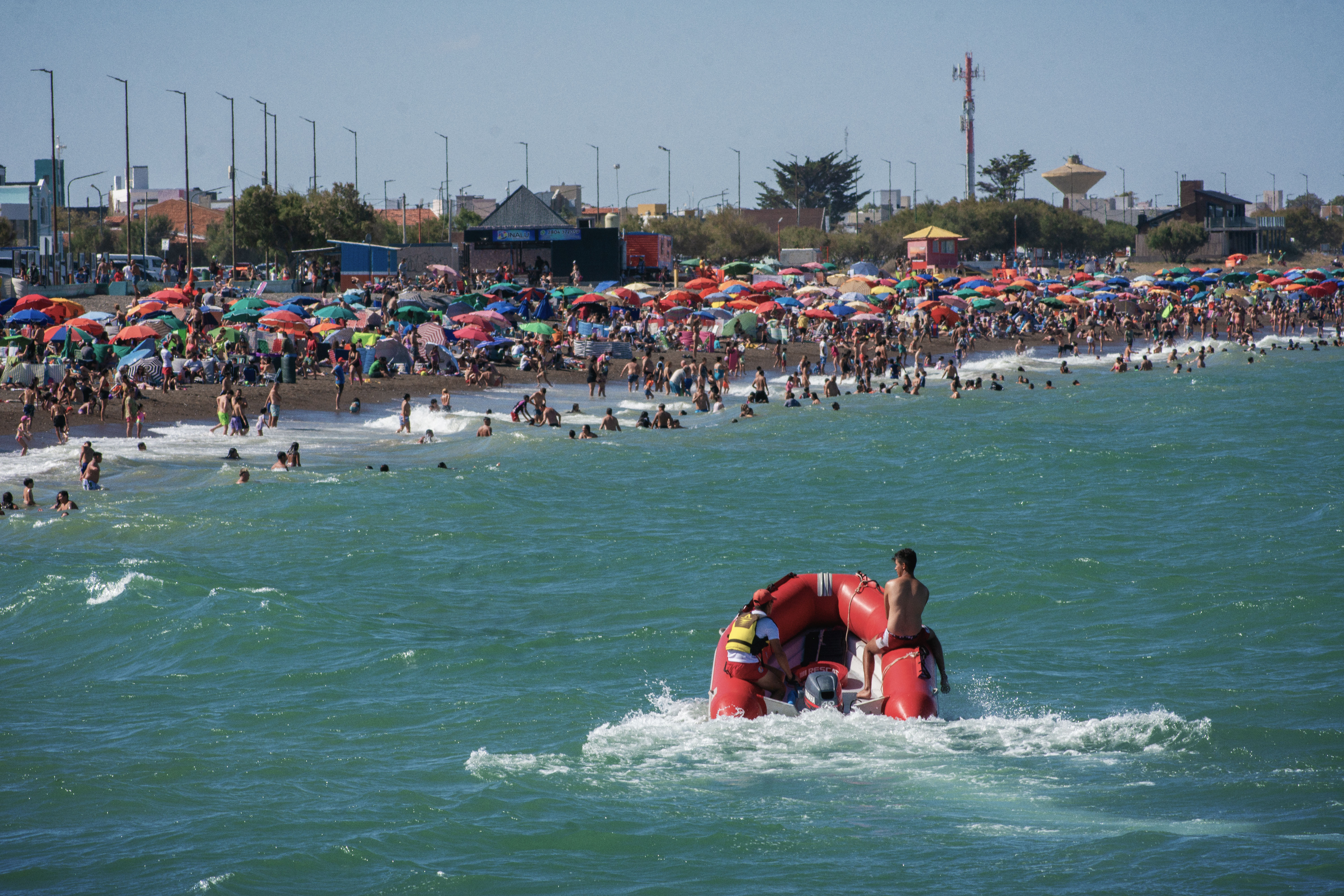 Más de 40.000 personas disfrutaron este domingo de la costa de Playa Unión (2).jpg