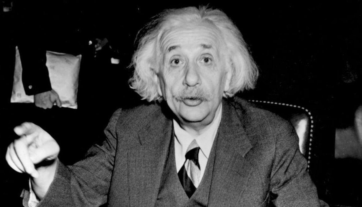Immagine di Albert Einstein, celebre fisico teorico, con riflessioni sulla natura e l'universo.