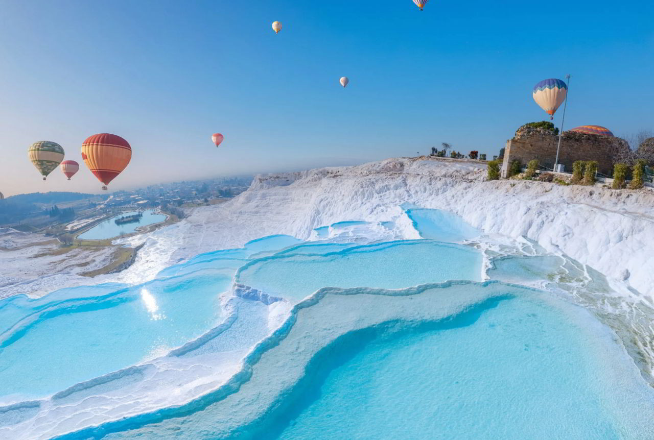 Pamukkale: il “castello di cotone” turco di calcare bianco che ha ispirato un antico culto