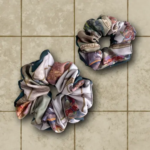 Scrunchie Ebony Horse Jumbo Mini.webp