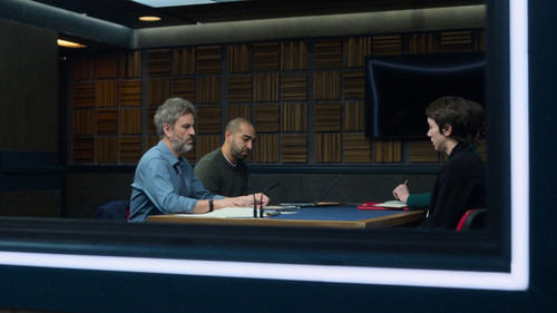 Criminal France.S01E01.Emilie.1080p.NF.WEB DL.FR.DDP5.1.Atmos.x264 MZABI.mkv snapshot 05.02 [2024.12.jpg