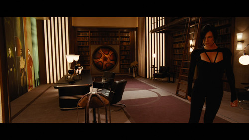 Æon.Flux.2005.1080p.BluRay.CZ EN.AC3.x265.HEVC My.mkv snapshot 00.39.02 [2025.01.17 18.35.45].jpg