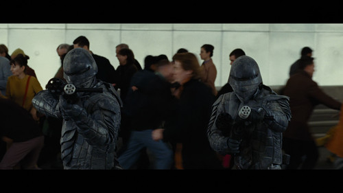 Æon.Flux.2005.1080p.BluRay.CZ EN.AC3.x265.HEVC My.mkv snapshot 01.03.39 [2025.01.17 18.35.57].jpg