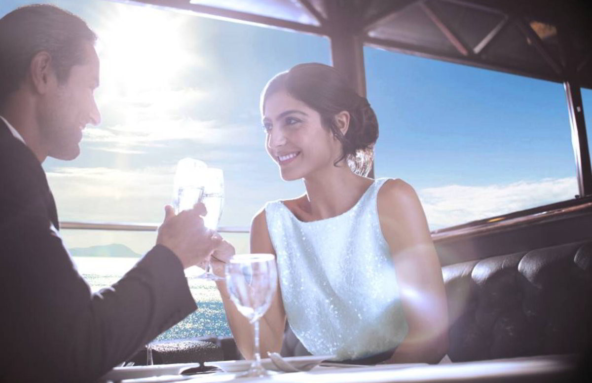 Coppia che brinda con vino in un ristorante a bordo di una nave da crociera. Coppia che brinda con una coppa di vino nel ristorante di una nave da crociera