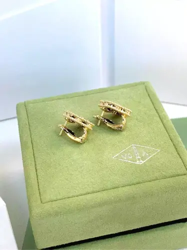 Van Cleef & Arpels Earring Sweet Alhambra Yellow Gold onyx Earring6.webp