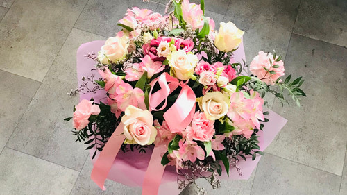 Elegancki bukiet w jasnym różu.jpg