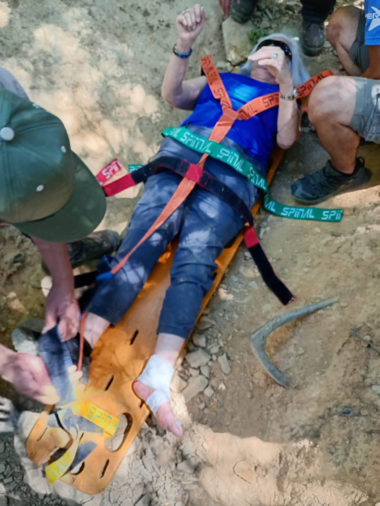 Guardaparques municipales al rescate de una mujer en Brazo Tristeza que se fracturó el tobillo