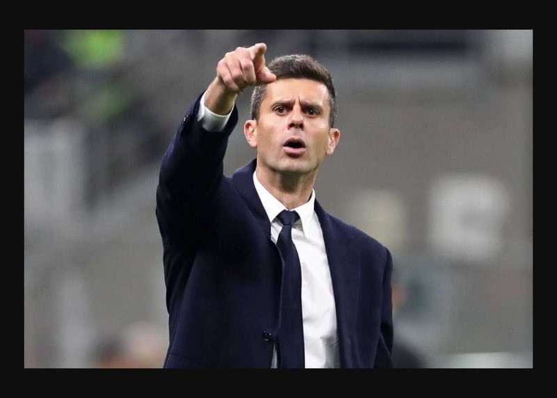 Thiago Motta dirige un allenamento della Juventus, preparando la squadra alla sfida contro il Benfica per l'ultima giornata della fase a gironi di Champions League.