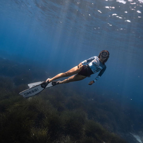 SUR DIVE380.De la mano de una bella sirena @rutiorgana 😍 . . 📸 @woj.dop 🩱 @aguita swimwear