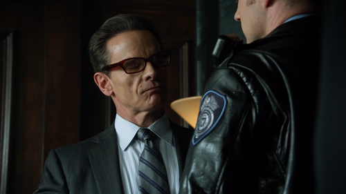 Gotham.S02E01.Damned.If.You.Do.1080p.NF.WEB DL.DUAL.DD+2.0.H.264 SiGLA.mkv snapshot 07.32.140.png