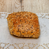 10403076 z pieca rodem Food buleczka orkiszowa 1x1