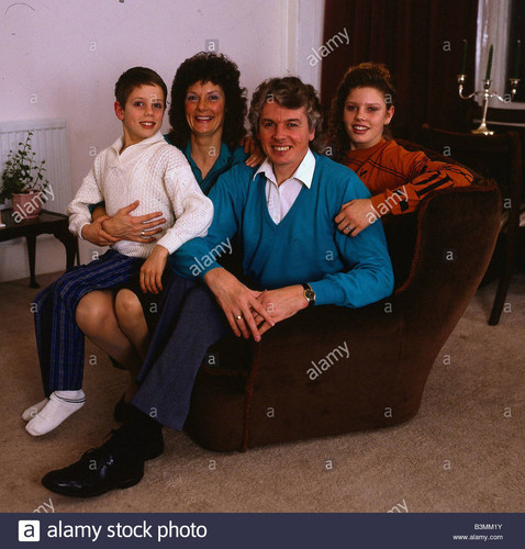 david icke tv presenter january 1990 with wife linda and children B3MM1Y