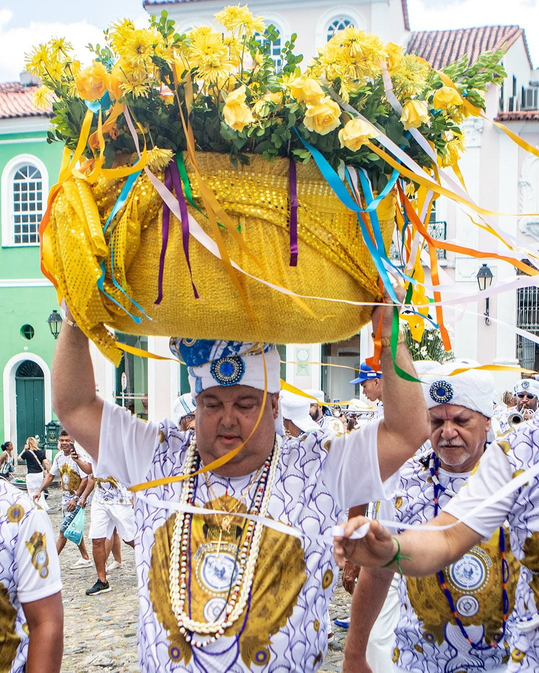 Filhos de Gandhy entregam presente para Oxum no Dique do Tororó