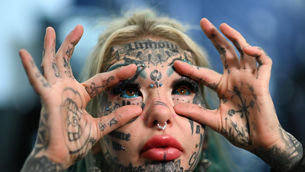 Si fa tatuare gli occhi di blu e perde la vista.