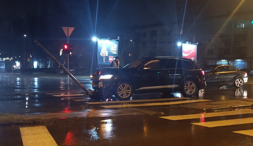 Karambol na Lepeničkom bulevaru: Džip pokosio semafor, nema povređenih