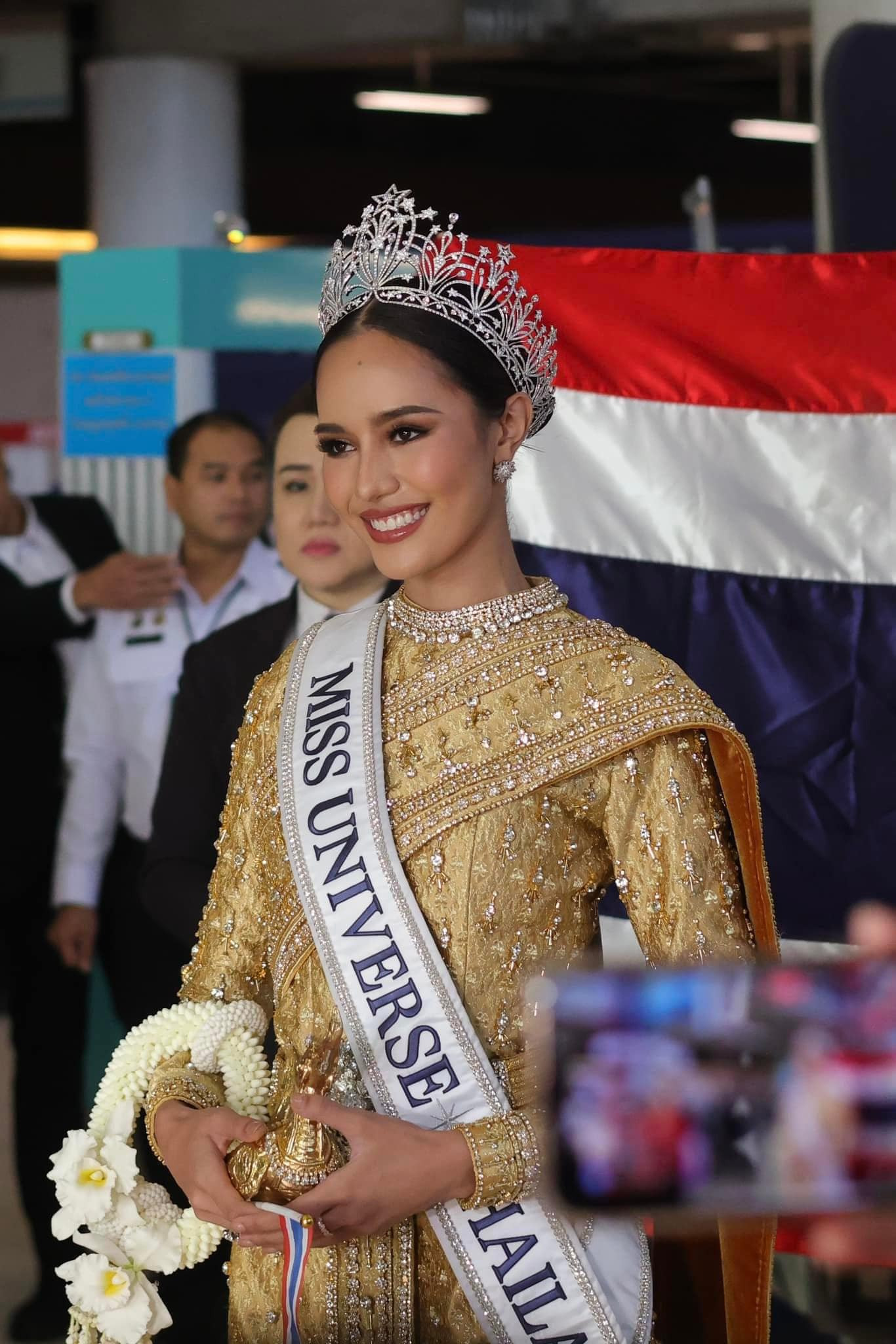 miss universe thailand 2024 regressando a thailand. 2Y3RXDb