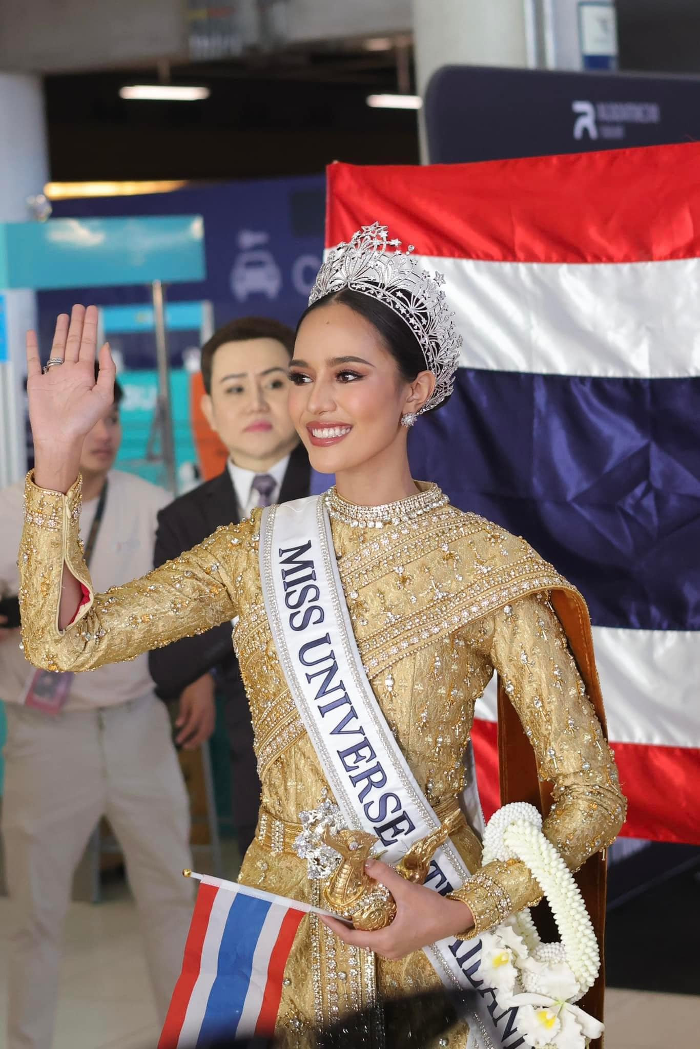 miss universe thailand 2024 regressando a thailand. 2Y3crMb